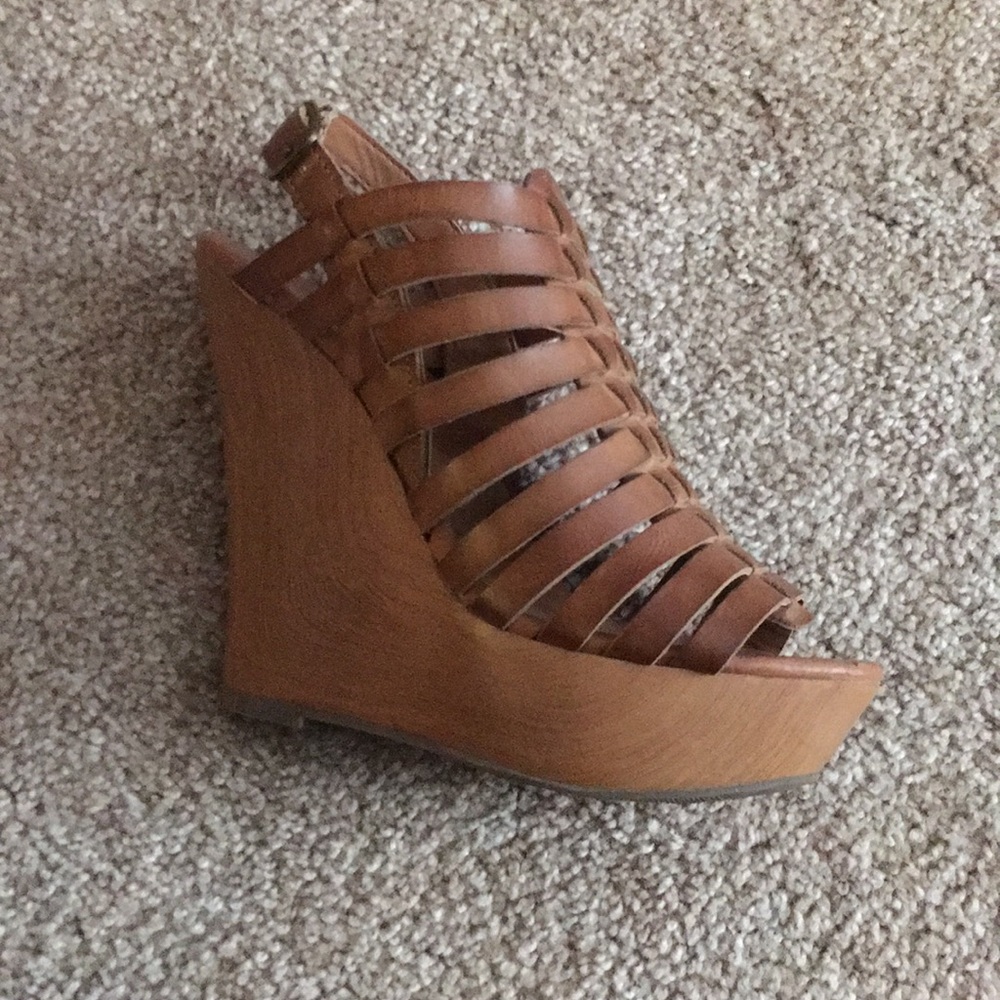 🔥SUMMER SALE!🔥 Brown wedged heels! 👠